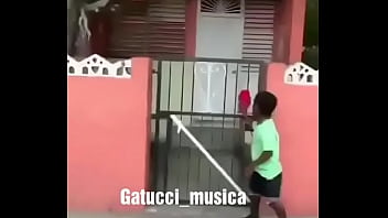 Preview 1 of Latin Brazzer - Negra culona  bailando burry chica