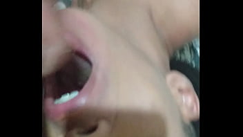 Preview 3 of Coroas Filme Completo - Bebendo leitinho quente