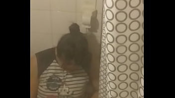 Preview 3 of Bbw Univar - Cuarentena.La espiamos depilando la cotorrita