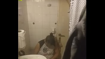 Preview 1 of Bbw Univar - Cuarentena.La espiamos depilando la cotorrita