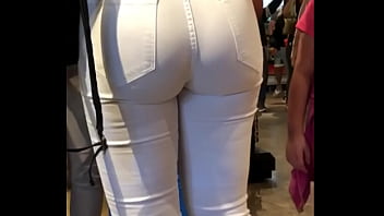 Preview 2 of Alte Frau Pisst In H Schen - Culitos en pantal&oacute_n blanco 3