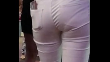 Preview 3 of Alte Frau Pisst In H Schen - Culitos en pantal&oacute_n blanco 3