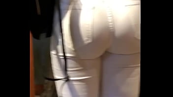 Preview 1 of Alte Frau Pisst In H Schen - Culitos en pantal&oacute_n blanco 3
