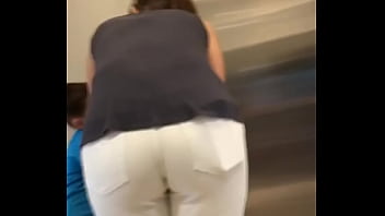 Preview 4 of Alte Frau Pisst In H Schen - Culitos en pantal&oacute_n blanco 3