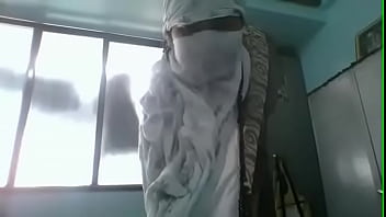 Preview 1 of Women Teasing Male Nipples - indian ojascrossy in saree