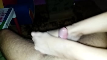 Preview 2 of Escola Orgia - Ex-esposa fazendo footjob com gozada 2