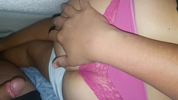 Preview 4 of Son Sees His Mom - Acordando a esposa,  de calcinha rosa toda del&iacute_cia!