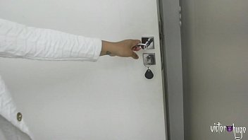 Preview 2 of Sister Fuck With Friend Girl - MULHER BONITA CONTRATA SEXO