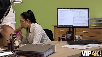 Preview 3 of Lesbian Urethra Insertion - VIP4K. Elis calda con gli occhiali d&agrave_ la figa per la perforazione all&#039_agente di prestito