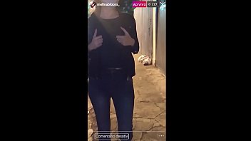 Preview 2 of Xxx Videos Moves - NA RUA,  GOSTOSA BATE UMA EM P&Uacute_BLICO EM LIVE DO INSTAGRAM,  COM PEITOS DE FORA! BUZINARAM AO VER! - Melina Bloom