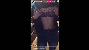 Preview 1 of Xxx Videos Moves - NA RUA,  GOSTOSA BATE UMA EM P&Uacute_BLICO EM LIVE DO INSTAGRAM,  COM PEITOS DE FORA! BUZINARAM AO VER! - Melina Bloom