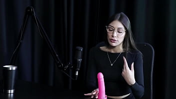 Preview 2 of Pron Mom Jordi Mommy - Gostosa mostra como se faz um bom boquete,  beija a loira e mostra os lindos peitos - Melina Khalifa (WATCH ON: SHEER/RED)