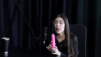 Preview 1 of Pron Mom Jordi Mommy - Gostosa mostra como se faz um bom boquete,  beija a loira e mostra os lindos peitos - Melina Khalifa (WATCH ON: SHEER/RED)