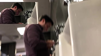 Preview 2 of Sexkantor - Espiando Rola no Aeroporto