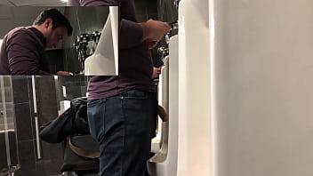 Preview 3 of Sexkantor - Espiando Rola no Aeroporto