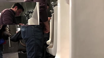 Preview 4 of Sexkantor - Espiando Rola no Aeroporto