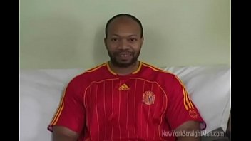 Preview 1 of Chani Sex Move - Neg&atilde_o h&eacute_tero casado e musculoso sendo mamado at&eacute_ gozar por mamador sedento.