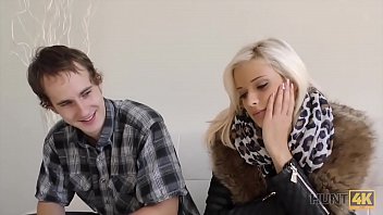 Preview 2 of Vdo Sek - HUNT4K. Hunter gives money to teen blonde babe to open locked door