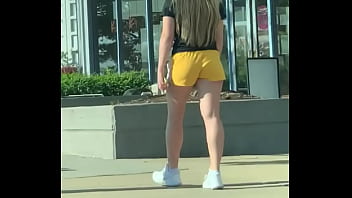 Preview 3 of Annemle Gerek - Gringa caminando en shorts por la calle