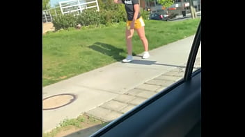 Preview 1 of Annemle Gerek - Gringa caminando en shorts por la calle