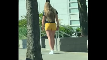 Preview 4 of Annemle Gerek - Gringa caminando en shorts por la calle