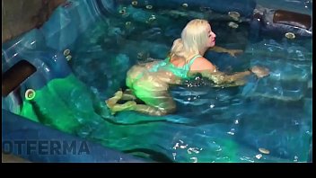 Preview 1 of Pakistsn Xxxx - Esposa fodendo com amante na hidromassagem