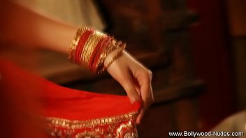 Preview 1 of Hindi Me Bat Chit Karte Chodae - She Gets Happy When She Dances