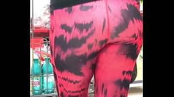 Preview 1 of Xvinde Com - Madura de buen culo en Licras rojas
