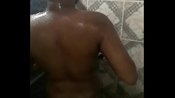 Preview 2 of 70 Yer Xxx Move - Novinho de pau grande no banho