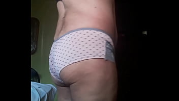 Preview 1 of Frist Night Sexi Clip - Modelando las pantis de mi h.