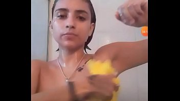 Preview 4 of Fingering Under Panties - Flaca de periscope en la ducha