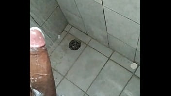 Preview 4 of Bicep Babe - Batendo uma no banho