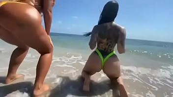 Preview 2 of New Seex - Duo de culonas en la playa