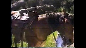 Preview 1 of Byan Sexcxx - gringas se dan lengua lesbianas en el campo
