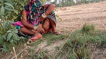 Preview 2 of Raw Rods2 - गेहूं का भूसा भरने गयी खेत और चुदवाने लगी
