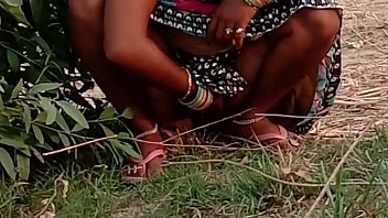 Preview 1 of Raw Rods2 - गेहूं का भूसा भरने गयी खेत और चुदवाने लगी
