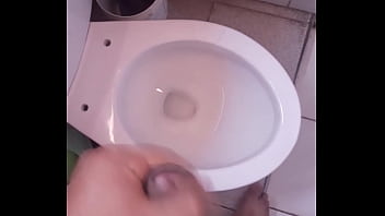 Preview 2 of Iirli Cock - Me masturbo en el ba&ntilde_o