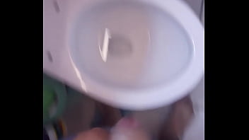 Preview 1 of Iirli Cock - Me masturbo en el ba&ntilde_o