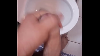 Preview 4 of Iirli Cock - Me masturbo en el ba&ntilde_o