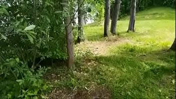 Preview 1 of Hindi Saxsi - Duas gostosas chupando um pau em p&uacute_blico.