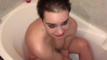 Preview 2 of Ewean Ma Tmn Istri - Luna se fait pisser dessus par surprise par Furiousmud