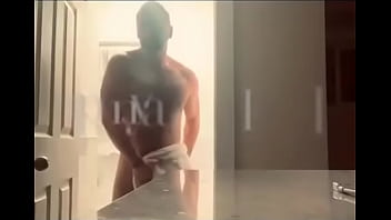 Preview 1 of Buss Touch Ass - Shower