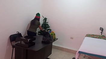 Preview 1 of Misskellyk - CHRISTMAS FULL OF SENSUALITY!! LATINA WITH A BIG VAGINA TOUCHES HERSELF DIRTY AT WORK