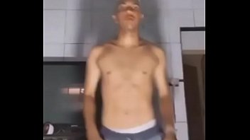 Preview 1 of Pornogrfia - Cafu&ccedil_u dan&ccedil_ando sem cueca de pau duro