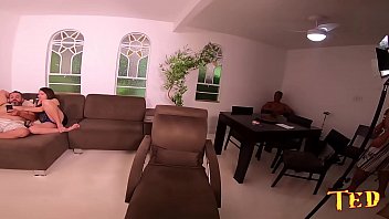 Preview 2 of Tamil Aunty Lesbian Videos - Tony Tigrao e Vagninho por tr&aacute_s das c&acirc_meras fazendo aquela zona na casa do Ted com Manu Fox