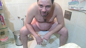 Preview 2 of Hi Ho - MAIS UM VIDEO E MIJANDO SENTADO PORQUE N&Atilde_O TENHO NENHUMA MULHER PARA GRAVAR PORNO COMIGO