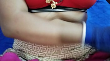 Preview 2 of Skodeng Nasha Aziz - पड़ोस की सेक्सी भाभी को मैंने चुदाई के लिए मनाया. पता चला कि उसके पति उसको मजा नहीं दे पाते,  वो चूत में उंगली से मजा लेती है.