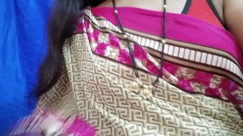 Preview 1 of Skodeng Nasha Aziz - पड़ोस की सेक्सी भाभी को मैंने चुदाई के लिए मनाया. पता चला कि उसके पति उसको मजा नहीं दे पाते,  वो चूत में उंगली से मजा लेती है.