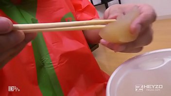 Preview 3 of Pon Whach - 淫らな二人羽織～下の口でニンジンいただきます！～ - 美咲結衣 1