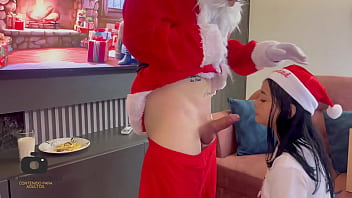 Preview 3 of Seksi Cantik Crot - Papa Noel le da su enorme polla y su rica leche a chica latina como regalo de navidad. H.L.